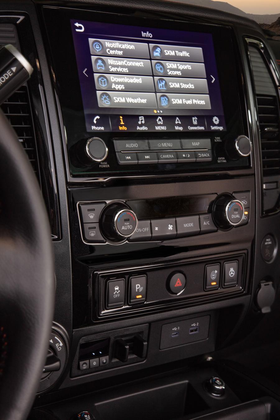 Детали интерьера Nissan Titan Platinum Reserve Crew Cab 2019 года  (фото 25 из 35)